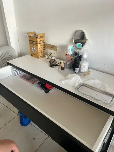 Mesa tipo escrivaninha com gaveta