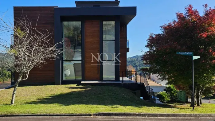 Imponente Residência com Vista para o Vale no Alphaville