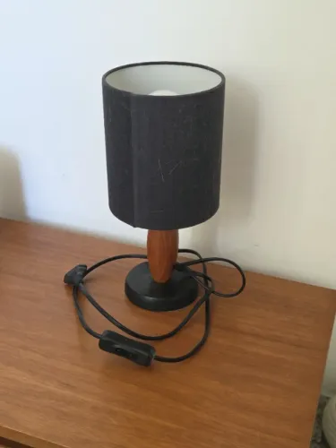 Abajur de Mesa Cúpula Tecido Preto Base Madeira e Metal Bivolt