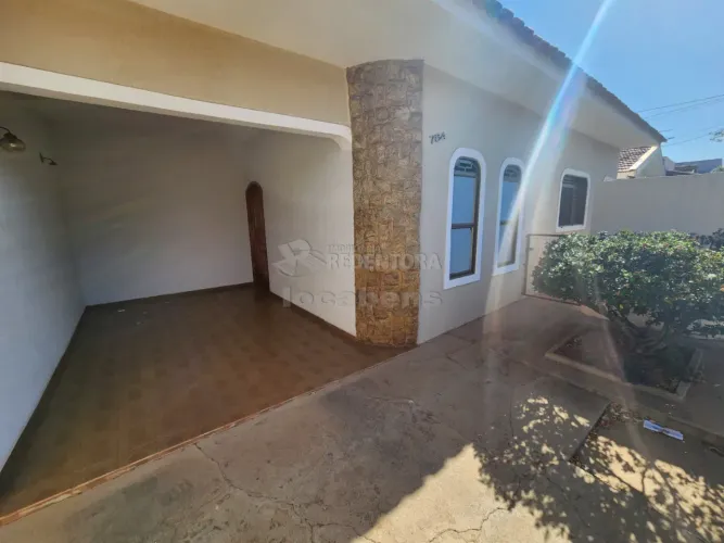 Bairro Bom Jardim - Casa de 03 dormitórios e 2 banheiros.