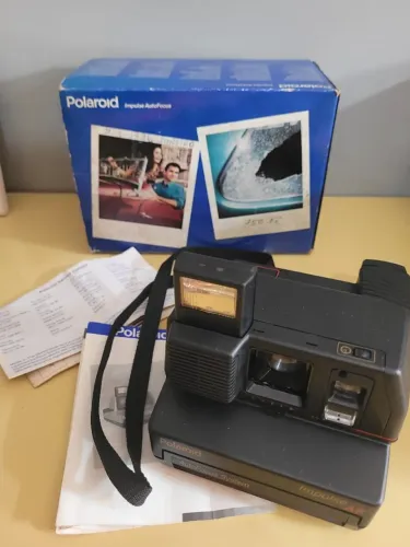 câmera polaroid 600 impulse af autofocus, na cor preta. item vintage para colecionadores.