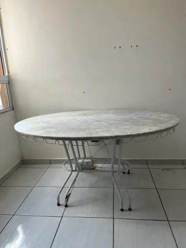 CONJUNTO MESA DE 1,60x1,14 COM PEDRA DE MÁRMORE C/ 4 CADEIRAS
