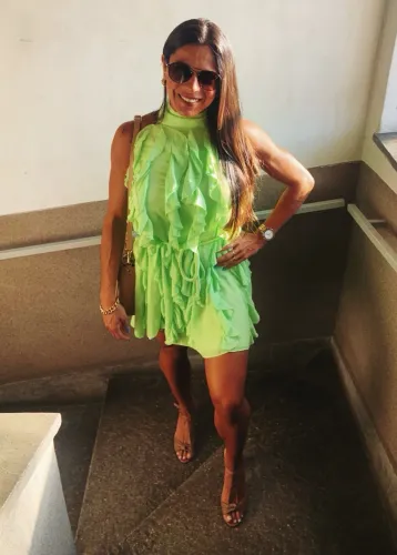 Vestido frente única gola alta