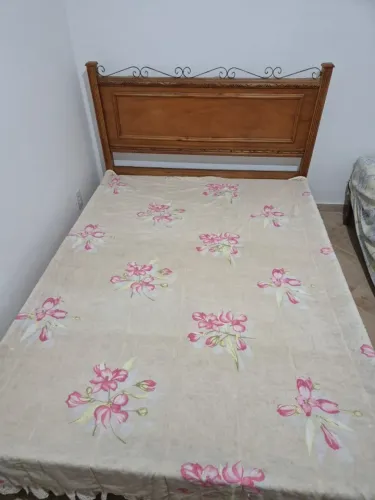 Cama de Casal, cabeceira bem trabalhada, com detalhes na madeira e ferro artesanal.