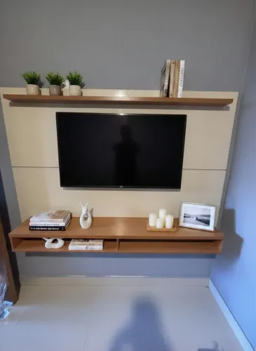 Painel de Tv suspenso, pouco tempo de uso, ainda está na garantia.