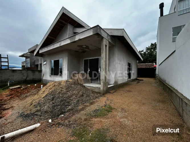 Casa com 3 quartos (1 suíte) com amplo terreno no bairro Guabiruba Sul