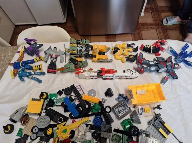 Peças de lego original e paralelas misturadas e alguns brinquedos aleatorios