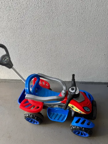 Quadriciclo Infantil a Pedal Vermelho e Azul - Maral