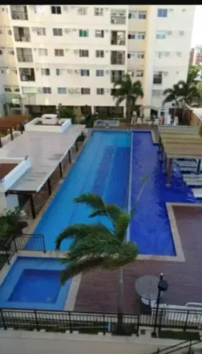 CONDOMÍNIO COM PISCINA