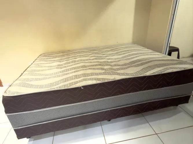 CAMA DE CASAL SEMINOVA COLCHÃO DE MOLA CONJUGADA