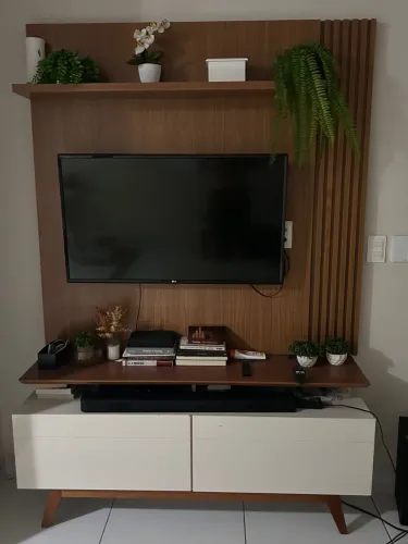 Rack para TV + painel ripado em MDF
