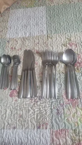 Faqueiro em inox 30 peças.  Seminovo. Delicado 