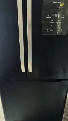 Geladeira sayd Inverse preta funcionando perfeitamente 