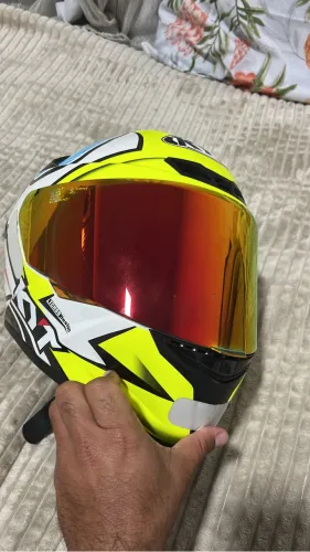 Capacete zerado a venda TAM 58 Kyt 