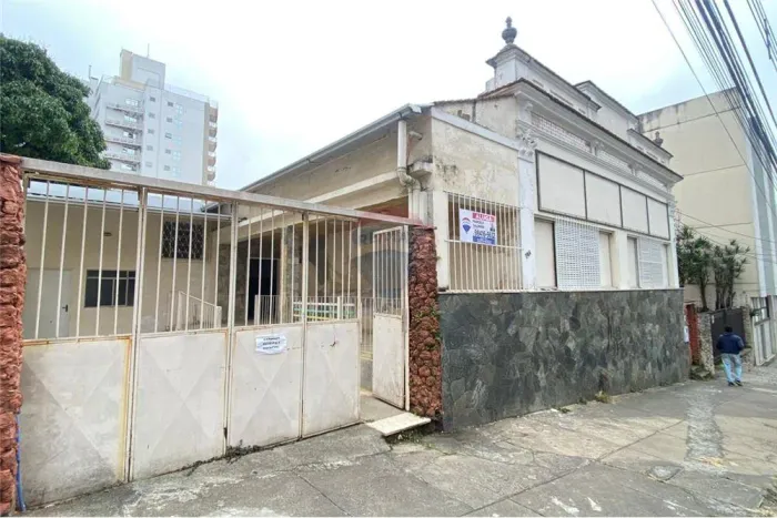 Casa para locação na Rua Floriano Peixoto com 15 cômodos , 9 banheiros, 3 áreas descoberta