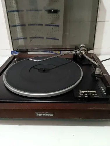 Toca disco gradiente modelo  730 S no estado está ligando 