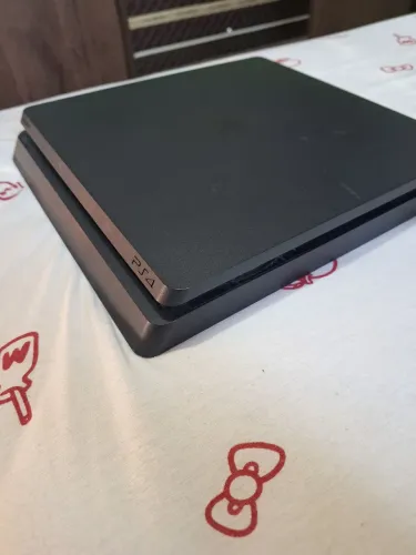 PREÇO A NEGOCIAR. Ps4 slim 1 tera, 2 controles, 2 jogos