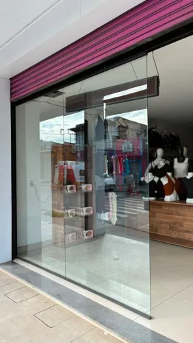 Vendo Fechamento em Blindex com porta