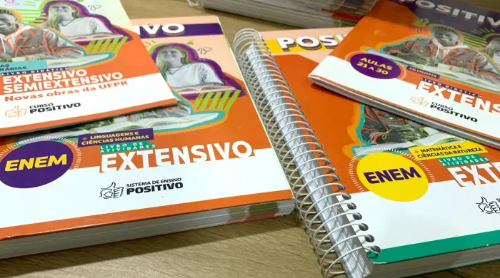 2 Apostilas Questões Enem (EM BRANCO) + 2 mini apostilas (Filosofia e 2 Obras Literárias)