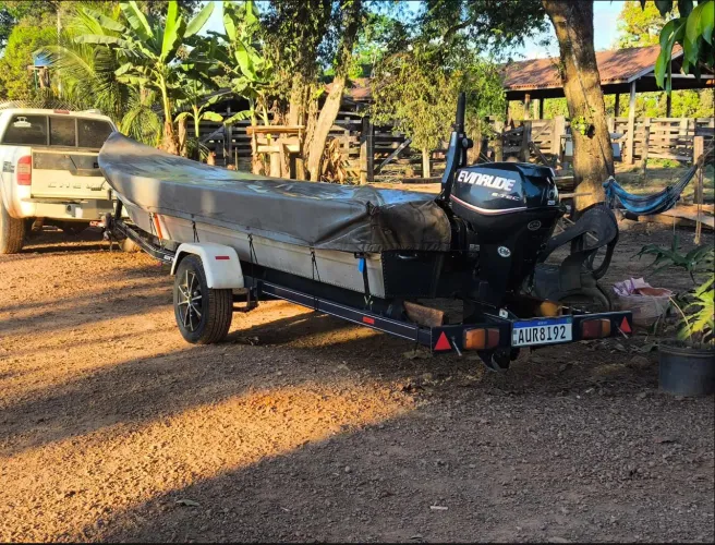 Vende-se conjunto barco 6m, carretinha e motor evinrude 25 Hp Etec