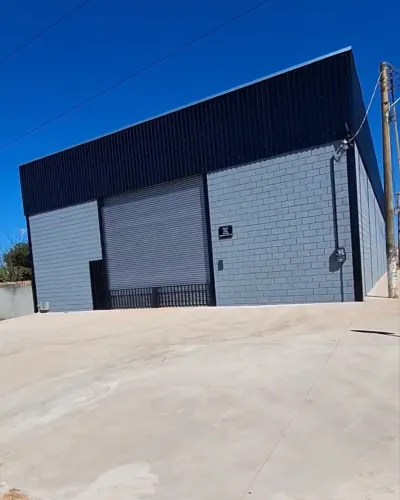 DISPONÍVEL PARA ALUGUEL GALPÃO NOVO COM 450m2 COM EXCELENTE LOCALIZAÇÃO