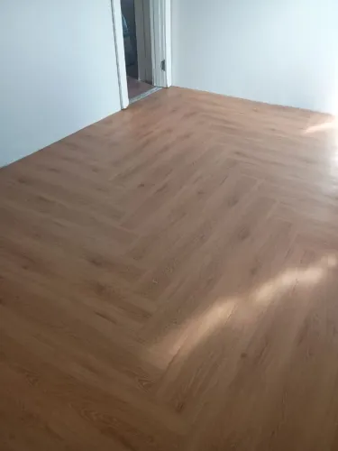 Trabalho com instalação de piso vinílico e rodapé de polietileno de todos os modelos