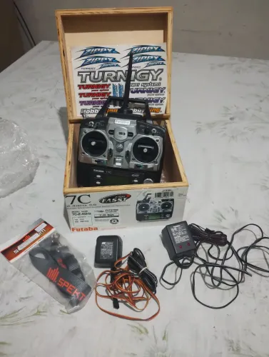 Conjunto aeromodelismo elétrico completo. Aviões,rádio, baterias, carregador e etc tudo