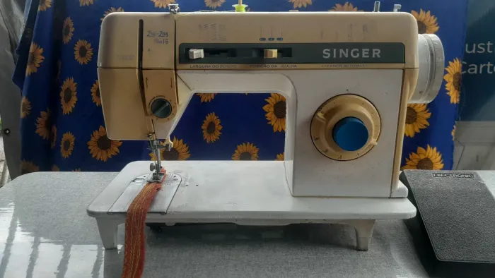 Máquina de costura singer