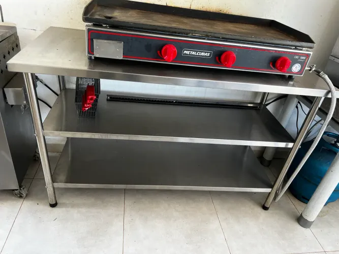 Vende-se Mesa Cozinha Industrial 1,40x0,60 Manipulação 100% Aço Inox