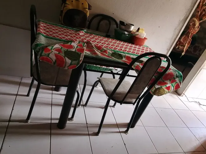 Mesa de 4 lugares só que uma cadeira tá sem forro