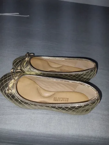 Sapatilha dourada tamanho 33