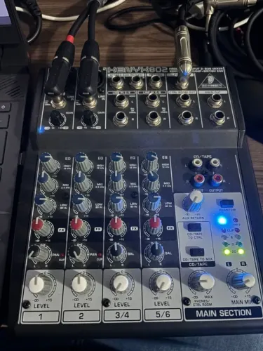 Mesa de Som Behringer Xenyx 802 - Compacta, versátil e pronta para uso