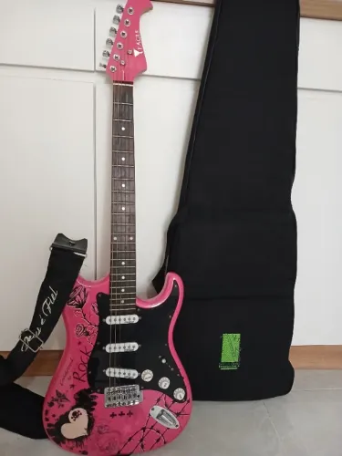 GUITARRA EAGLE ORIGINAL Estilo Rocker - Impecável + CAPA E CORREIA! OPORTUNIDADE