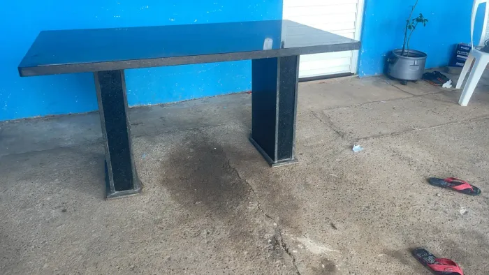 Vendo mesa de granito com 6 cadeiras