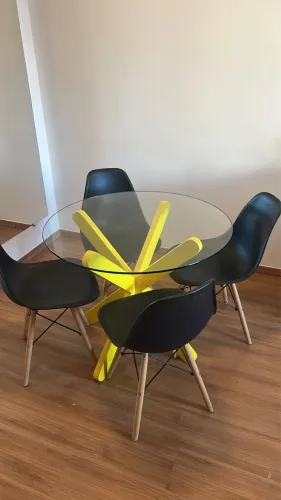 Mesa de vidro e cadeiras estilosa