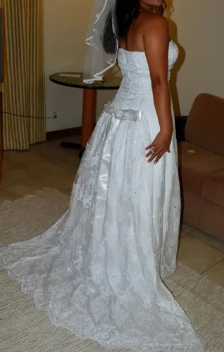 Vestido de noiva todo em Renda Francesa e cristais swarovisky, tecido italiano. Tam M