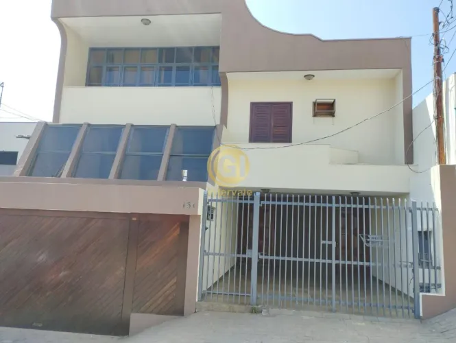 Casa à venda no Centro de Jacareí-SP: 5 quartos, 3 suítes, 300m². Conforto, privacidade e 