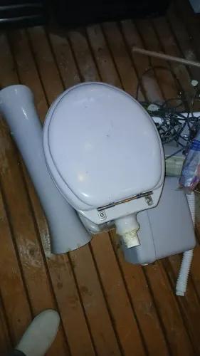 Vaso sanitário e torre pia cinza