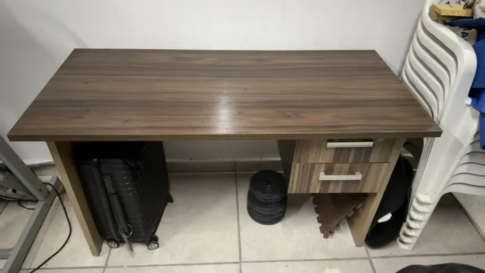 Mesa com gaveteiro