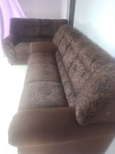 Vende-se um conjunto de sofá floral marrom