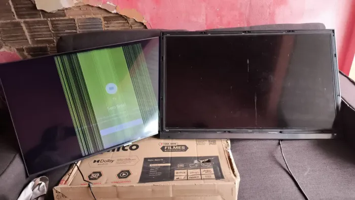 Duas TV smart com defeito