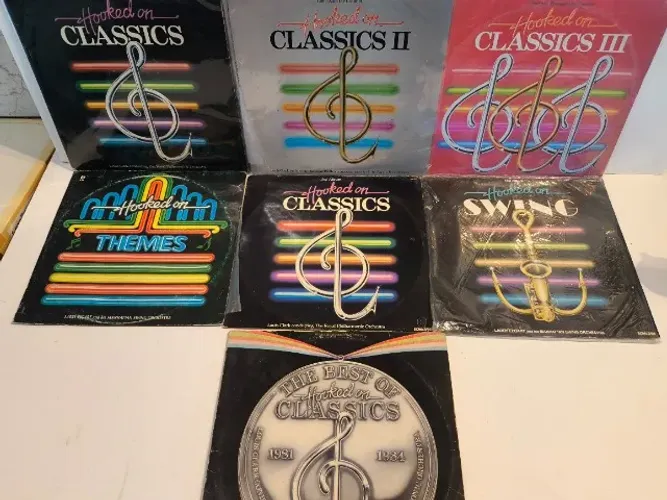 7 discos de vinil da coleção Hooked On Classics, vol I, II, III, Themes, Swing e The Best