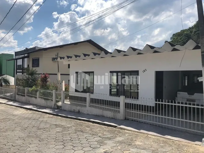 Casa á Venda no bairro Nova Brasília em Brusque, com 3 dormitórios - com área total de 330