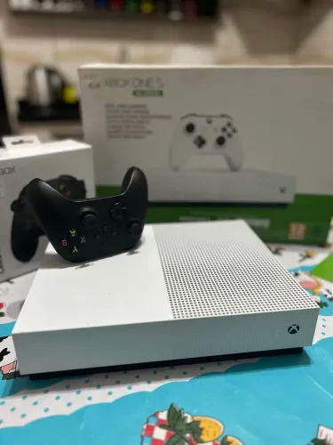 Vendo xbox one S 1tb de armazenamento