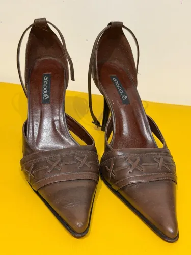 Scarpin marrom em couro