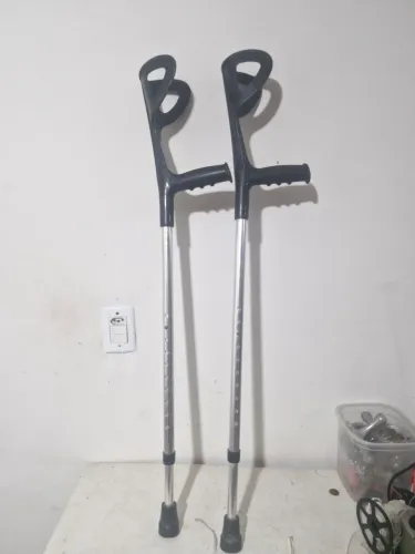PAR DE MULETAS E ANDADOR