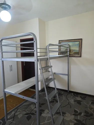 Cama suspensa, para otimizar seu quarto!
