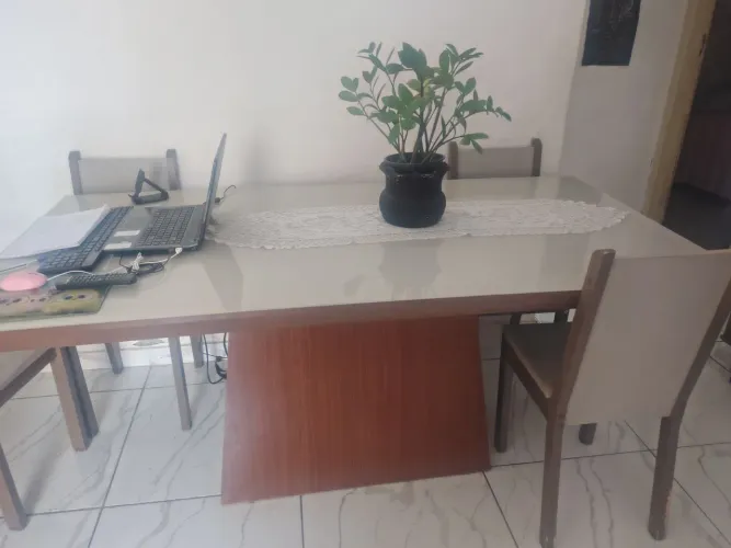 Mesa de madeira com tampo de vidro com 5 cadeiras   