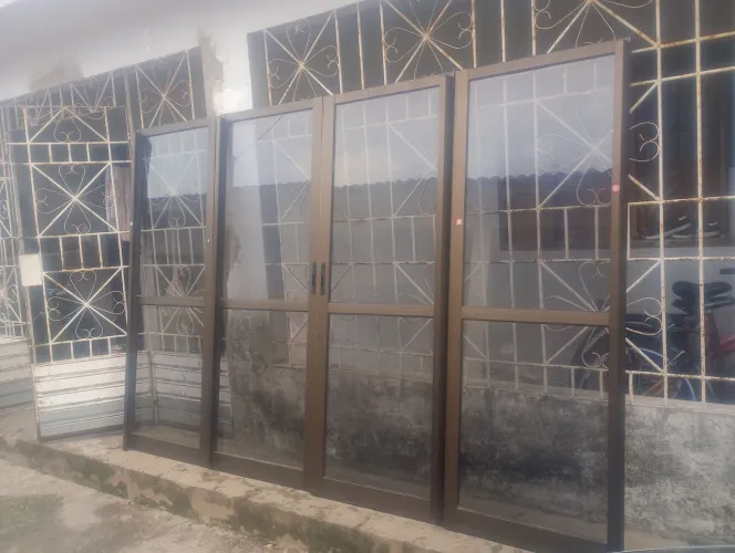 linda porta de correr de alumínio dourado reforçado 