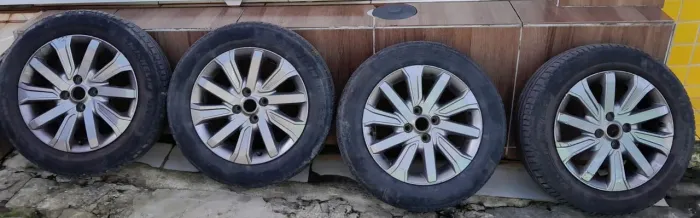 Vendo rodas aro 15 com pneus .